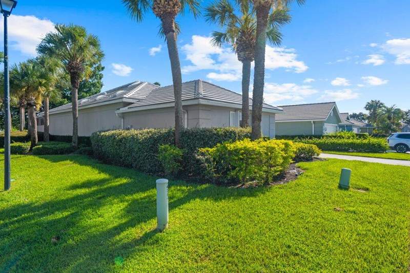 3 bedroom Single Family Residence at 323 NW Bentley Circle, Lakes At St Lucie West Plat No 22, Port St. Lucie — photo 3