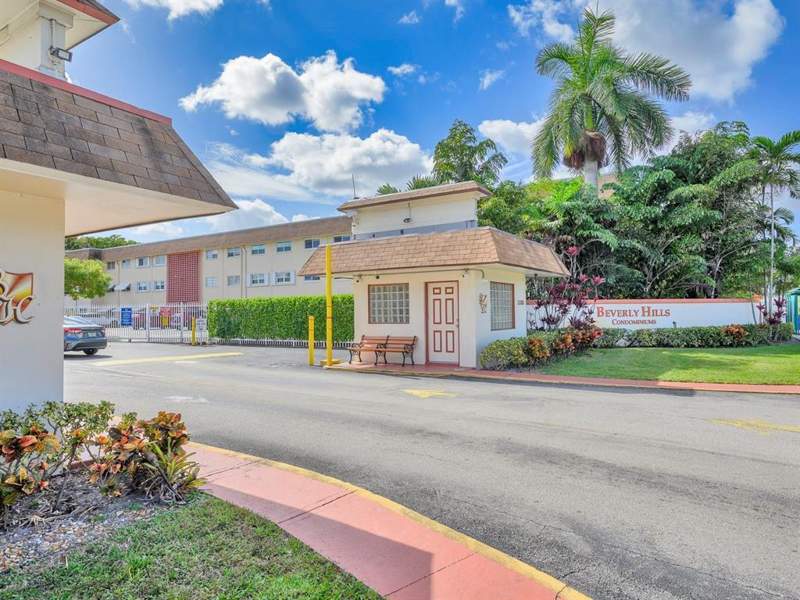 2 bedroom Condominium at 5300 Washington Street #P131, Beverly Hills Condo Number Nine, Hollywood — photo 2