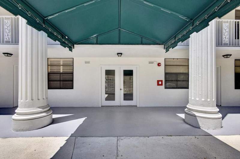 2 bedroom Condominium at 3635 Whitehall Drive #302, Whitehall Condo Of The Lands Of The President, West Palm Beach — photo 4