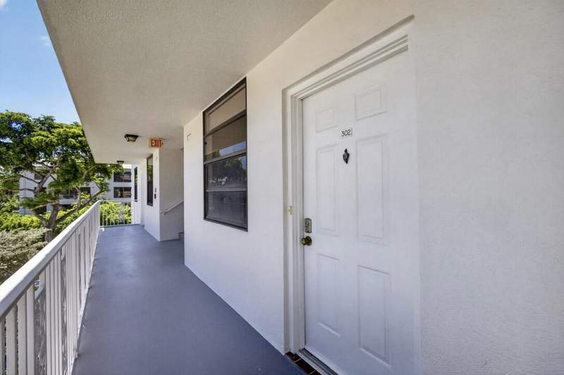 2 bedroom Condominium at 3635 Whitehall Drive #302, Whitehall Condo Of The Lands Of The President, West Palm Beach — photo 5