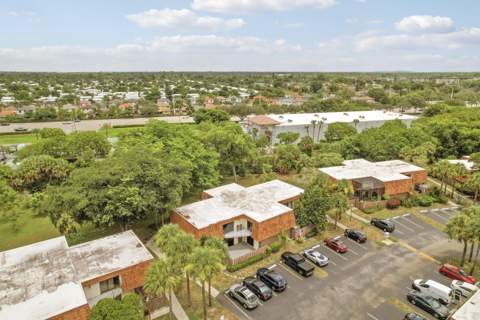 8389 N Coral Circle, North Lauderdale FL - photo 9 of 34