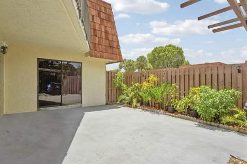 8389 N Coral Circle, North Lauderdale FL - photo 14 of 34