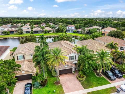 8292 Calabria Lakes Drive, Boynton Beach FL - photo 6 of 46
