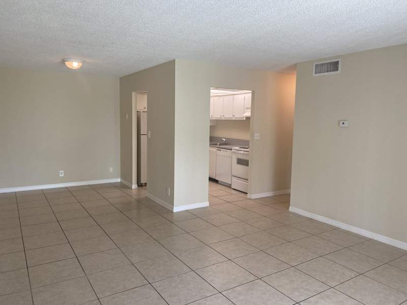 1 bedroom Condominium at 409 Executive Center Drive #211, Clear Lake Palms Condo, West Palm Beach — photo 3
