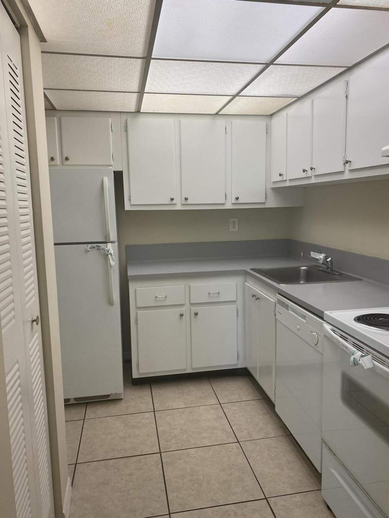 1 bedroom Condominium at 409 Executive Center Drive #211, Clear Lake Palms Condo, West Palm Beach — photo 5