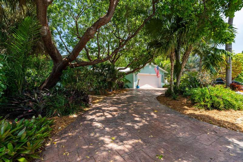 5 bedroom Single Family Residence at 2823 NE 35th Court, Lake Placid, Lighthouse Point — photo 2