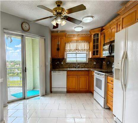 2 bedroom Condominium at 3465 Via Poinciana #804, Ambassador I Condo, Lake Worth — photo 2