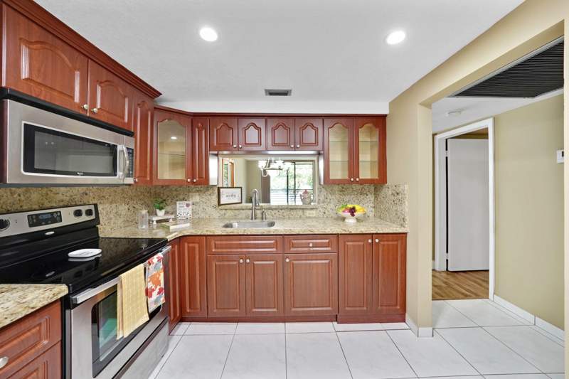 2 bedroom Condominium at 901 Colony Point Circle #207, Colony Point 6 Condo, Pembroke Pines — photo 4