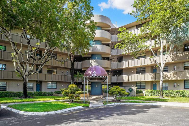 2 bedroom Condominium at 901 Colony Point Circle #207, Colony Point 6 Condo, Pembroke Pines — photo 2