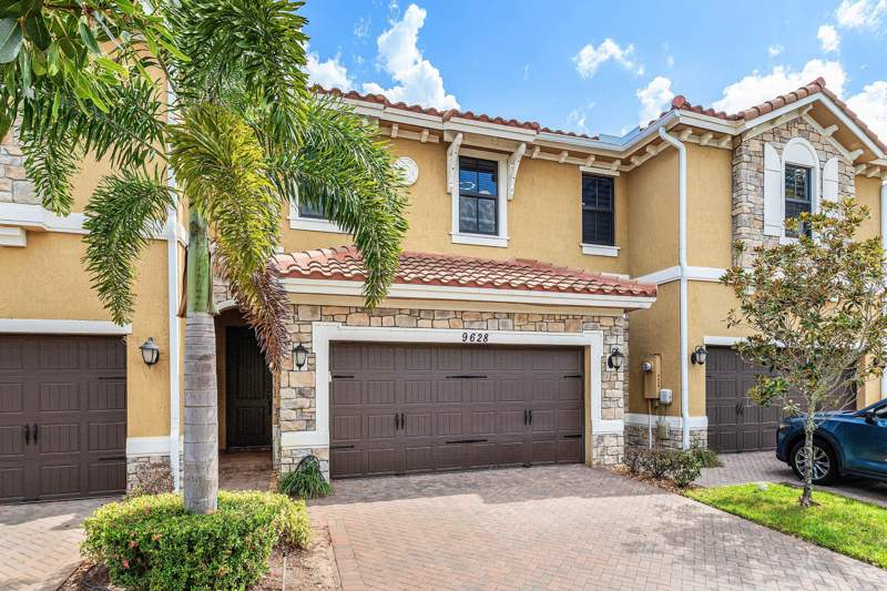 3 bedroom Townhouse at 9628 Waterview Way, Debuys Plat, Parkland — photo 2
