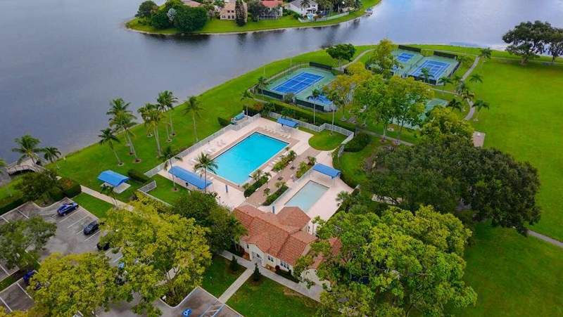 3 bedroom Single Family Residence at 7606 Briar Cliff Circle, Lake Charleston 2, Lake Worth — photo 4
