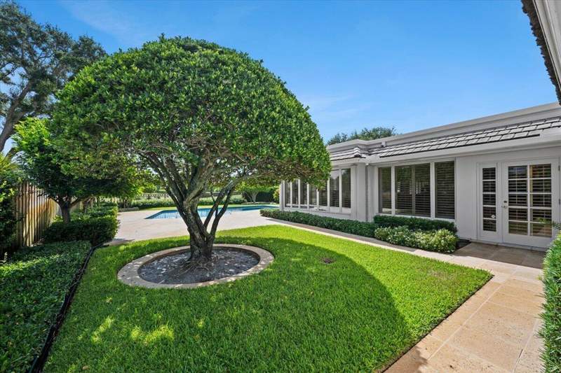 3 bedroom Single Family Residence at 1000 Country Club Drive, Golf Course Add 2 To Village Of North Palm Beach I, North Palm Beach — photo 5