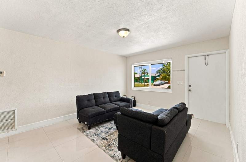 3 bedroom Single Family Residence at 1010 Pinetree Drive, Lyndon Lanes 2, Lantana — photo 2