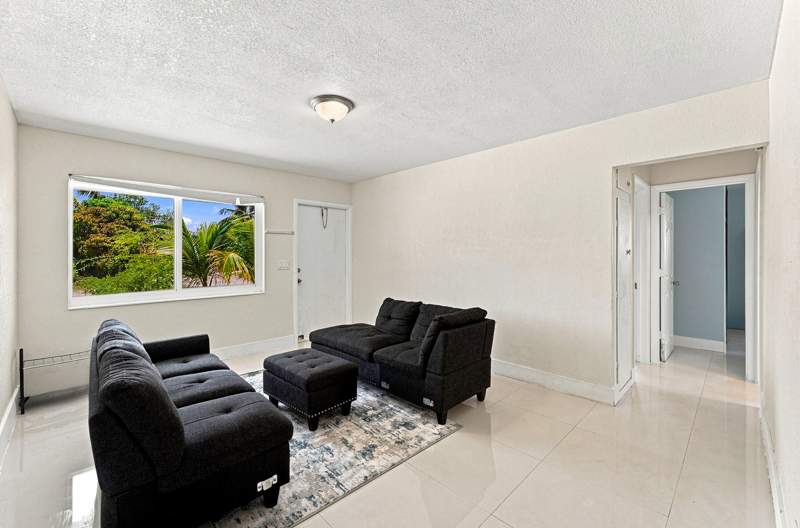 3 bedroom Single Family Residence at 1010 Pinetree Drive, Lyndon Lanes 2, Lantana — photo 3
