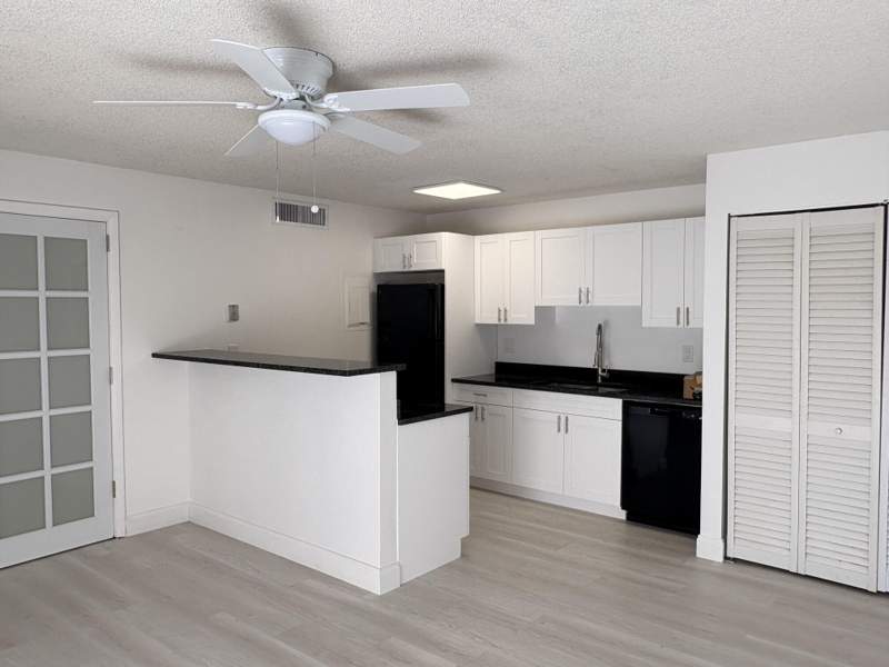 1 bedroom Condominium at 635 Executive Center Drive #M-207, Eden Place Condo, West Palm Beach — photo 5