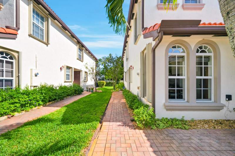 4 bedroom Townhouse at 9747 Darlington Place, Darlington Park, Cooper City — photo 2