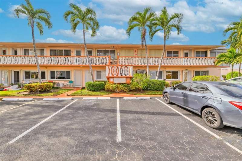2 bedroom Stock Cooperative at 1000 SW 11th Avenue #2E, Rolen Lake Gardens Co-Op, Hallandale Beach — photo 4