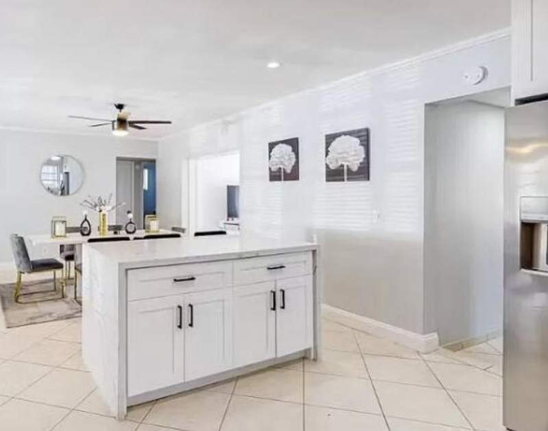 5 bedroom Single Family Residence at 924 Johnson Street, Hollywood Lakes Section, Hollywood — photo 3