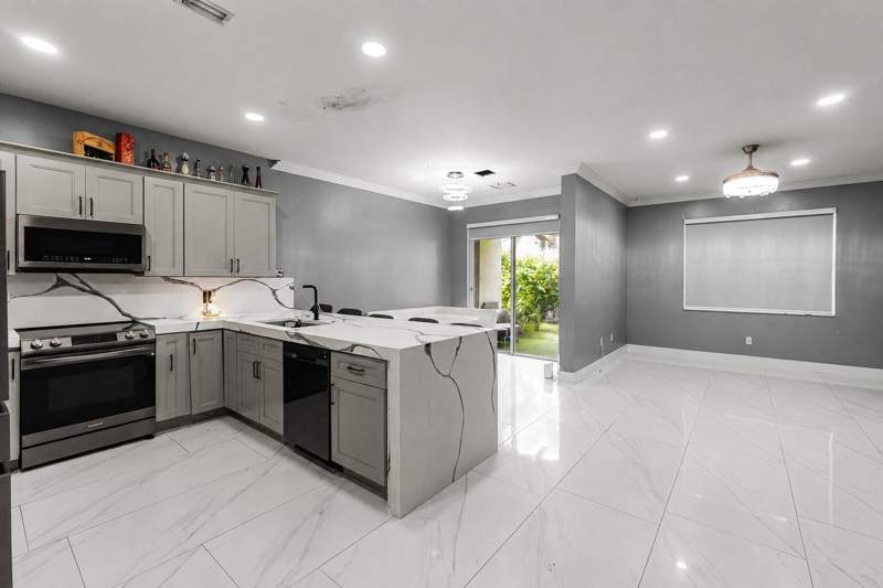 3 bedroom Townhouse at 6119 Seminole Gardens Circle, Seminole Gardens At Woodbine, Riviera Beach — photo 2