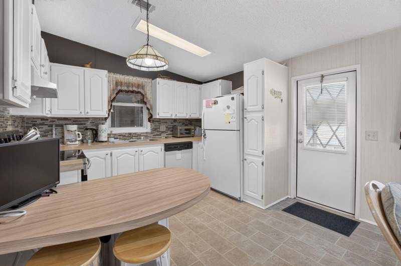 2 bedroom Manufactured Home at 51003 Galina Bay, Jamaica Bay Mobile Home Co Op, Boynton Beach — photo 2