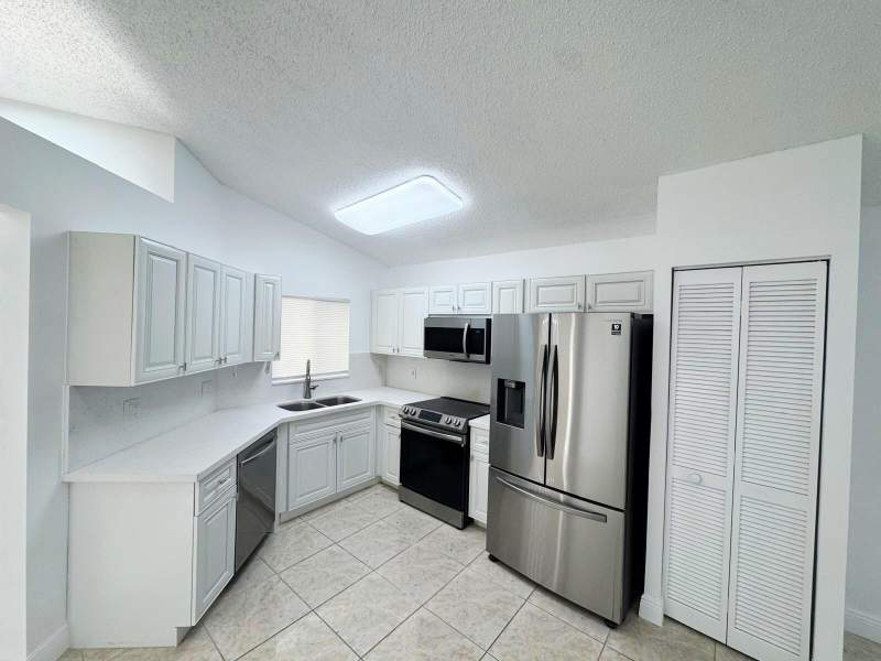 4 bedroom Single Family Residence at 17904 SW 1st Street, Silver Lakes At Pembroke Pines, Pembroke Pines — photo 4