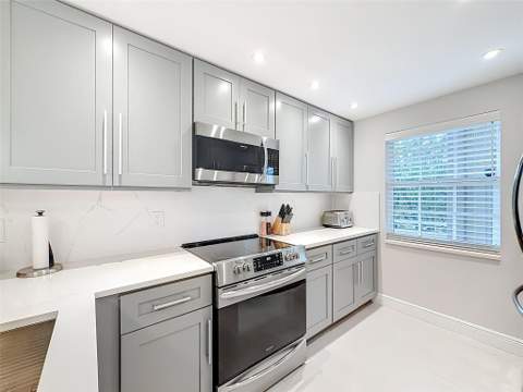 545 Oaks Lane #410, Pompano Beach FL - photo 9 of 86