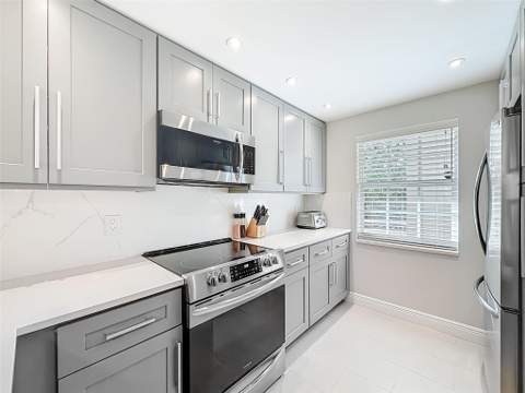 545 Oaks Lane #410, Pompano Beach FL - photo 10 of 86