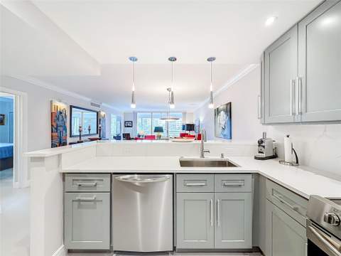545 Oaks Lane #410, Pompano Beach FL - photo 14 of 86
