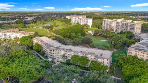 545 Oaks Lane #410, Pompano Beach FL - photo 17 of 86