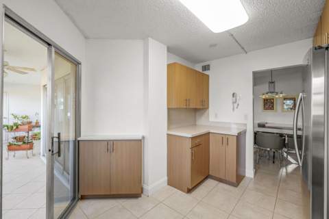 3871 Via Poinciana #104, Lake Worth FL - photo 9 of 28