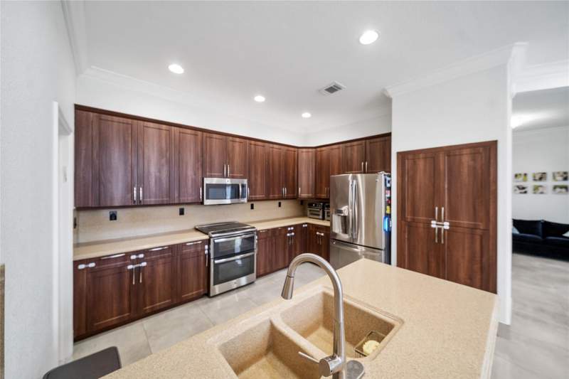 4 bedroom Single Family Residence at 4916 SW 38th Way, Mapleridge, Fort Lauderdale — photo 4