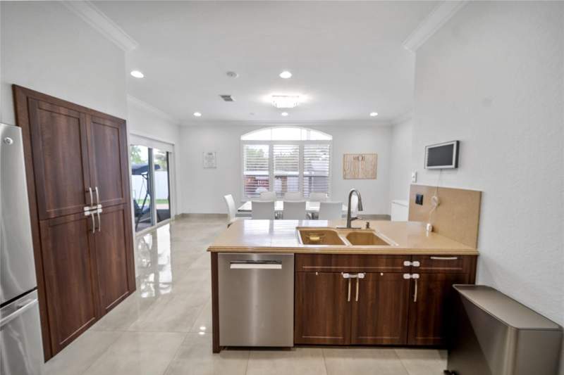 4 bedroom Single Family Residence at 4916 SW 38th Way, Mapleridge, Fort Lauderdale — photo 5