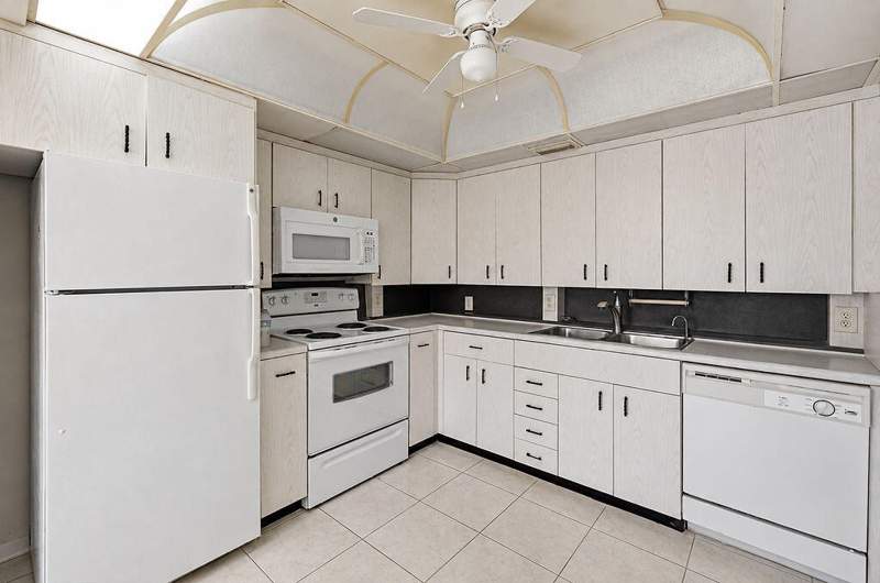 2 bedroom Condominium at 3026 Rexford B, Rexford At Century Village Condo, Boca Raton — photo 2