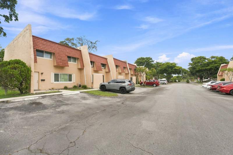 4 bedroom Condominium at 6 Spinning Wheel Lane, Shaker Village Phase 1, Tamarac — photo 2