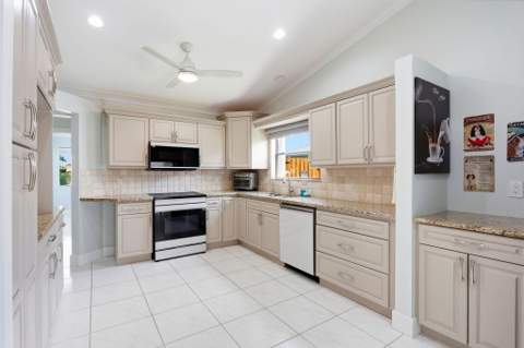 2390 NW 15TH Street, Delray Beach FL - photo 7 of 32
