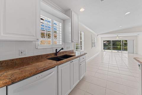 693 Hudson Bay Drive, Palm Beach Gardens FL - photo 18 of 59