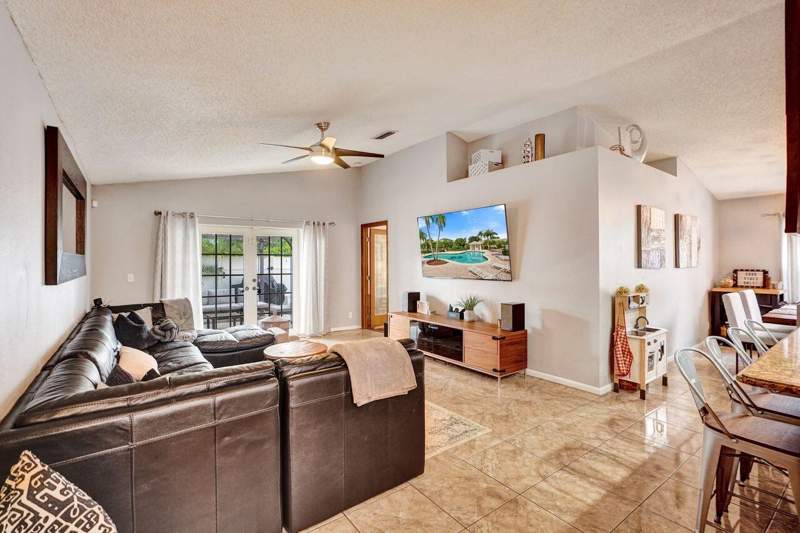 3 bedroom Single Family Residence at 1948 SW 177th Avenue, Silver Lakes Phase III, Miramar — photo 4