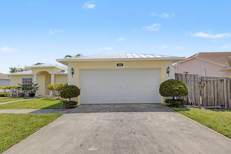 4 bedroom Single Family Residence at 2585 SE Lakewood Street, Port St Lucie Section 40, Port St. Lucie — photo 2