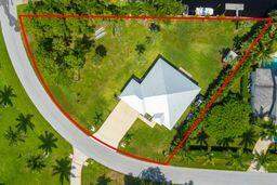 2070 NW Pine Tree Way, Stuart FL - photo 7 of 33