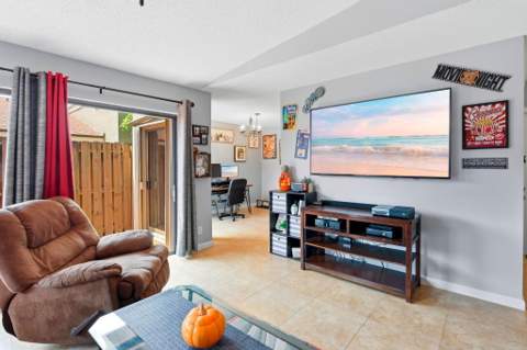 204 Meadows Drive, Boynton Beach FL - photo 8 of 43