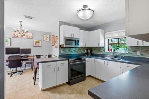 204 Meadows Drive, Boynton Beach FL - photo 10 of 43
