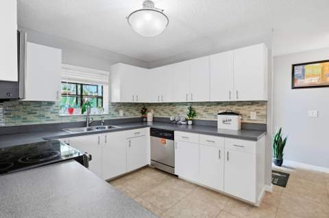 204 Meadows Drive, Boynton Beach FL - photo 11 of 43