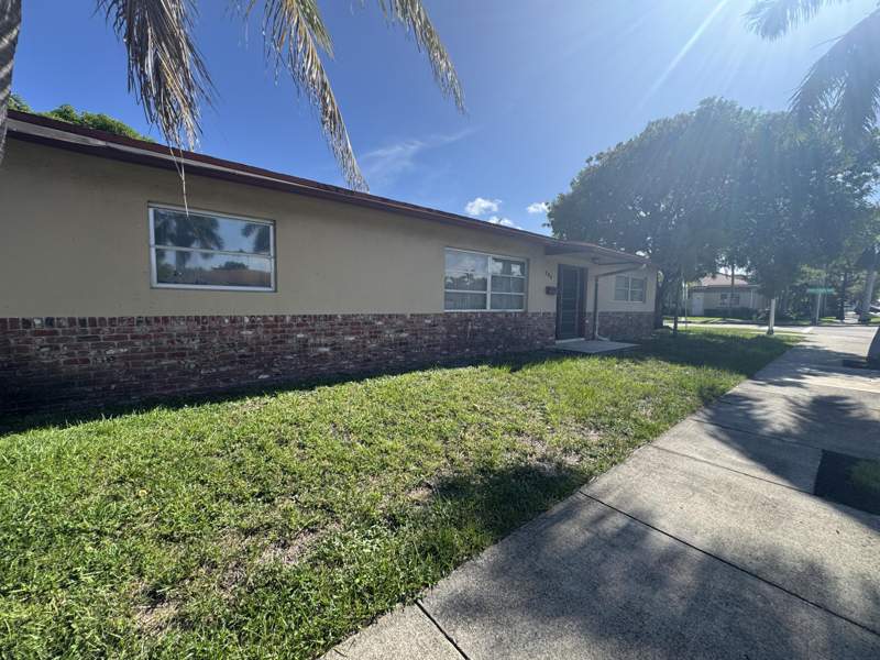 4 bedroom Single Family Residence at 704 E Hillsboro Boulevard, Deerfield Beach Estates, Deerfield Beach — photo 3