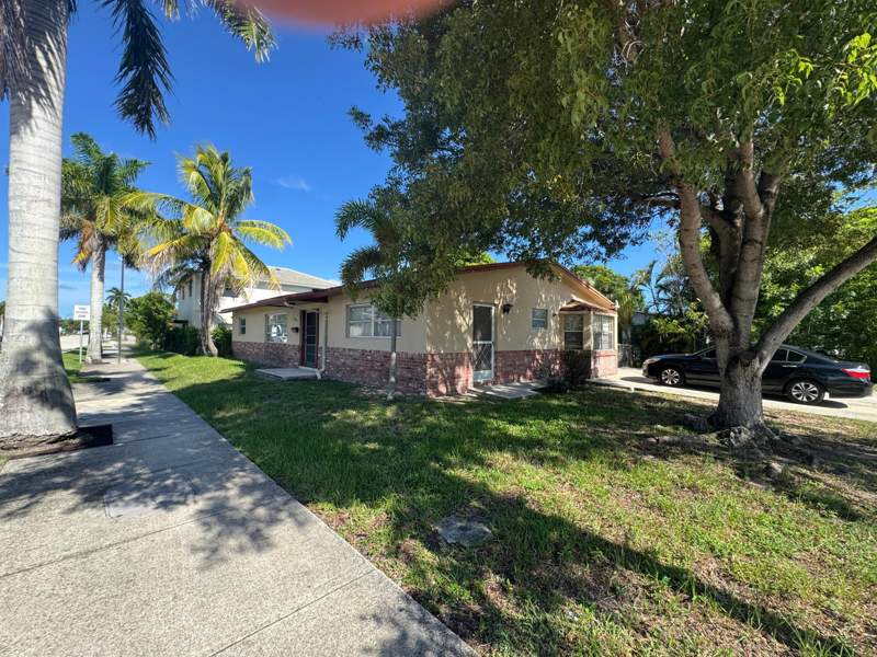 4 bedroom Single Family Residence at 704 E Hillsboro Boulevard, Deerfield Beach Estates, Deerfield Beach — photo 2