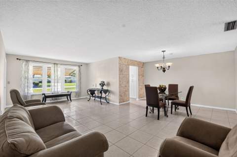 7205 W Oakridge Circle, Lake Worth FL - photo 7 of 36