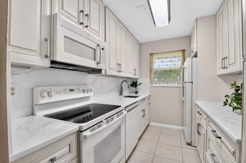 7205 W Oakridge Circle, Lake Worth FL - photo 12 of 36