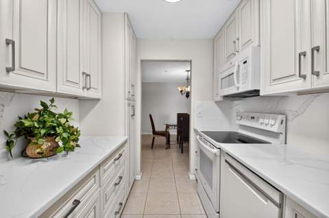 7205 W Oakridge Circle, Lake Worth FL - photo 14 of 36