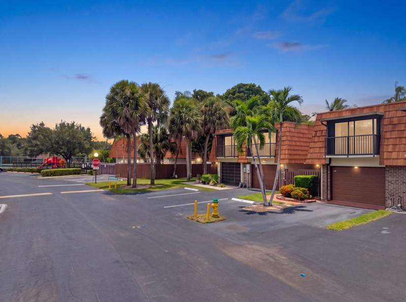 3 bedroom Townhouse at 1648 Coral Avenue, Woodville, North Lauderdale — photo 2