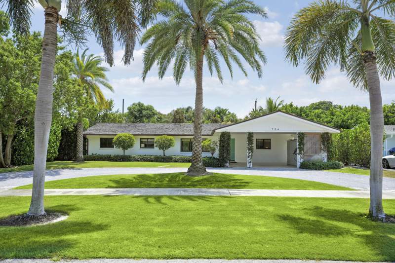 4 bedroom Single Family Residence at 704 Pelican Way, North Palm Beach Village Of 6, North Palm Beach — photo 2