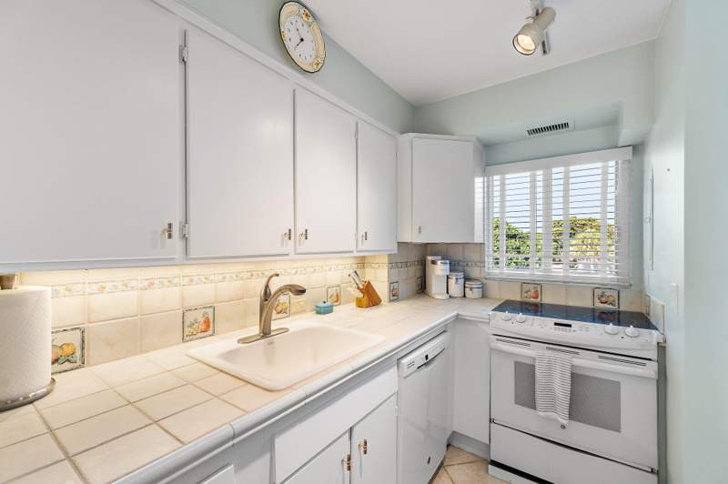 2 bedroom Stock Cooperative at 33 S Ocean Avenue #206, Palm Beach Shores Apts Inc, Palm Beach Shores — photo 2